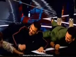 सलमान खान ने 'गर्मी' सॉन्ग पर रेमो डिसूजा की टीम के साथ यूं किया डांस, बिग बॉस 14 का Video वायरल सलमान खान ने 'गर्मी' सॉन्ग पर रेमो डिसूजा की टीम के साथ यूं किया डांस, बिग बॉस 14 का Video वायरल