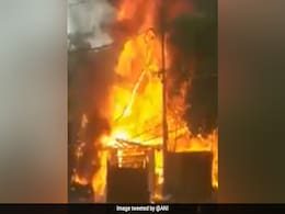 Kolkata Slum Fire: At least 50-60 Huts Burnt, Chief Minister Mamata Banerjee Visits Spot Kolkata Slum Fire: At least 50-60 Huts Burnt, Chief Minister Mamata Banerjee Visits Spot