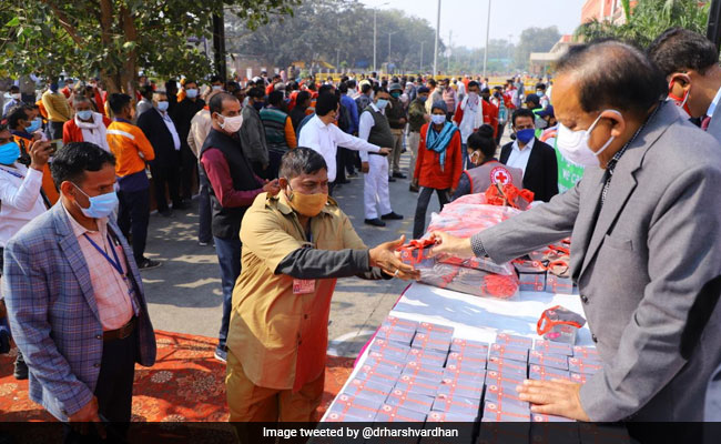 Health Minister Distributes Masks, Soaps At Old Delhi Railway Station