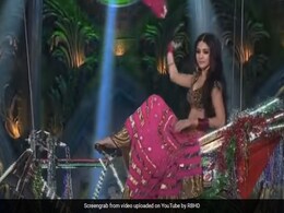 Anushka Sharma ने रिक्शे पर सवार होकर मारी एंट्री, फिर 'ओए बॉय चार्ली' पर यूं किया डांस- देखें थ्रोबैक Video Anushka Sharma ने रिक्शे पर सवार होकर मारी एंट्री, फिर 'ओए बॉय चार्ली' पर यूं किया डांस- देखें थ्रोबैक Video