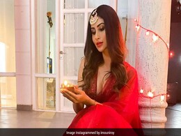 मौनी रॉय ने दिवाली से पहले ही इंटरनेट पर मचाई धूम, रेड कलर के आउटफिट में आईं नजर मौनी रॉय ने दिवाली से पहले ही इंटरनेट पर मचाई धूम, रेड कलर के आउटफिट में आईं नजर