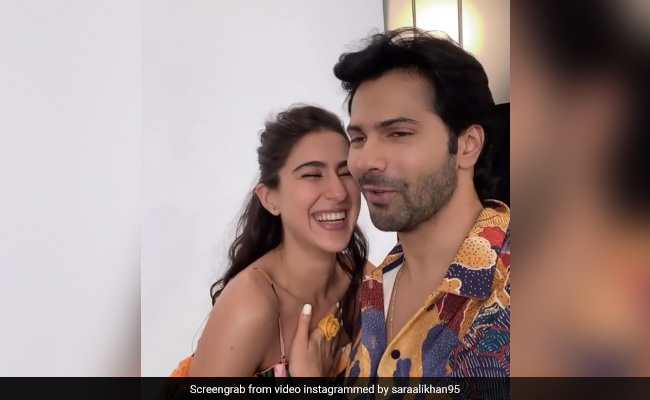 सारा अली खान ने वरुण धवन के साथ खेला 'नॉक नॉक' गेम, वायरल हुआ Video