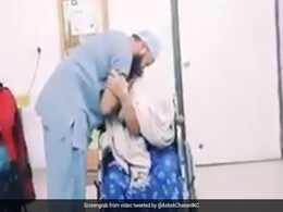 शहीद की मां का डॉक्टर अल्ताफ शेख ने किया फ्री में इलाज, IPS बोला- 'एक बेटा खोया है, 135 करोड़ अभी भी हैं...' - देखें Video शहीद की मां का डॉक्टर अल्ताफ शेख ने किया फ्री में इलाज, IPS बोला- 'एक बेटा खोया है, 135 करोड़ अभी भी हैं...' - देखें Video