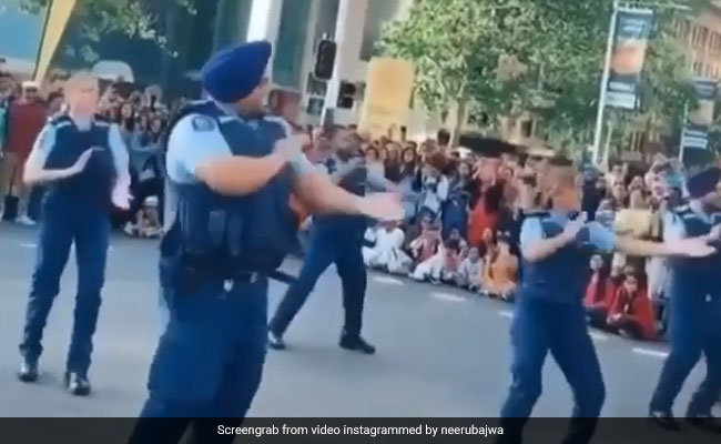 न्यूजीलैंड पुलिस ने ऑकलैंड की सड़कों पर यूं किया भांगड़ा, Video शेयर कर Neeru Bajwa बोलीं- दिन बना दिया...