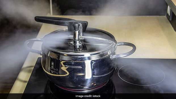 कुकर से निकलने वाले पानी को रोकने के लिए अपनाएं यह किचन हैक्स, फिर नहीं गंदा होगा Kitchen