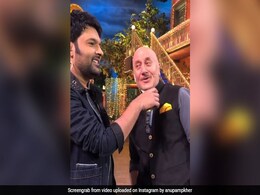 कपिल शर्मा के शो में पहुंचे अनुपम खेर, कॉमेडियन संग मिलकर गाया रोमांटिक सॉन्ग- देखें Video कपिल शर्मा के शो में पहुंचे अनुपम खेर, कॉमेडियन संग मिलकर गाया रोमांटिक सॉन्ग- देखें Video