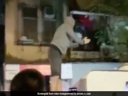 रणवीर सिंह की गाड़ी फंसी फैन्स के बीच, तो एक्टर ने कार के ऊपर चढ़ किया ऐसा...देखें Video रणवीर सिंह की गाड़ी फंसी फैन्स के बीच, तो एक्टर ने कार के ऊपर चढ़ किया ऐसा...देखें Video