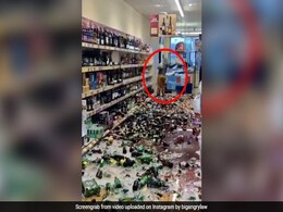 लड़की ने शराब की दुकान में काटा बवाल, घुसते ही तोड़ दीं 500 बोतल, अचानक गिरी और फिर... देखें Video लड़की ने शराब की दुकान में काटा बवाल, घुसते ही तोड़ दीं 500 बोतल, अचानक गिरी और फिर... देखें Video