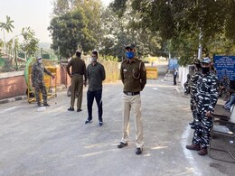 किसान आंदोलन : सिंघु बॉर्डर पर तैनात 2 IPS अफसर कोरोना पॉजिटिव किसान आंदोलन : सिंघु बॉर्डर पर तैनात 2 IPS अफसर कोरोना पॉजिटिव