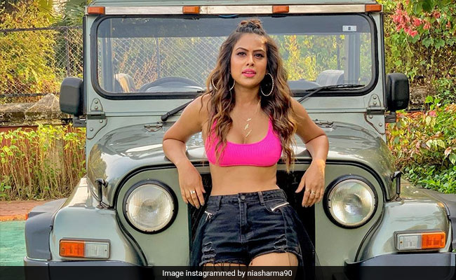 Nia Sharma ने जिप्सी के आगे अलग-अलग जूतों में यूं दिया पोज, एक्ट्रेस का अंदाज हुआ वायरल- देखें Photos
