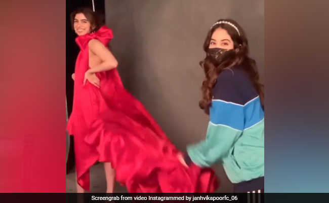 The One With Janhvi And Khushi Kapoor's Ultimate Photobomb Moment