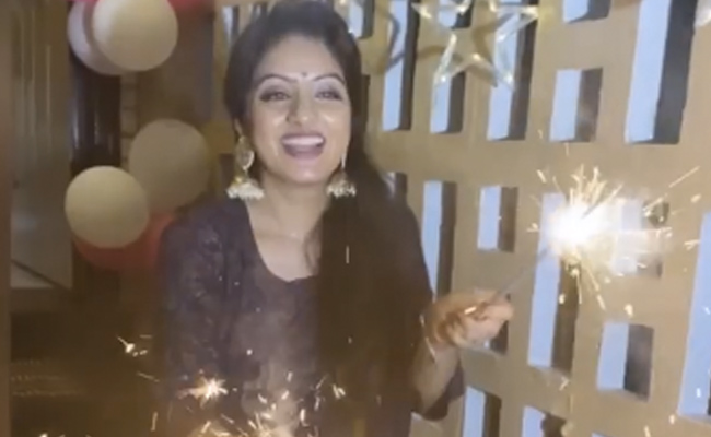 दीपिका सिंह ने धनतेरस के मौके पर बनाई रंगोली और जलाईं फुलझड़ियां, Video शेयर कर यूं दी फैंस को बधाई