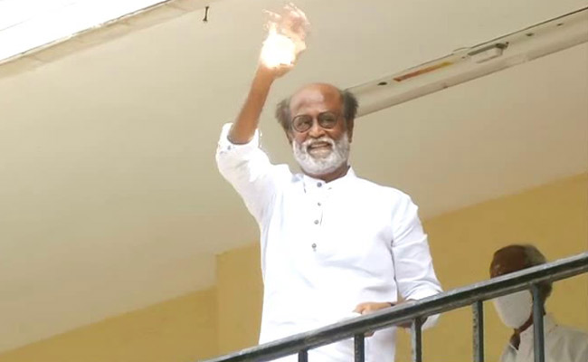 '<i>Thalaiva</i>' Rajinikanth's Big Debut With "Secular, Spiritual Politics"