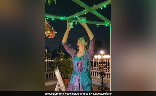 सलमान खान की दोस्त संगीता बिजलानी घर को लाइट्स से सजाती आईं नजर, 'नाच मेरी लैला' गाने पर देने लगीं पोज