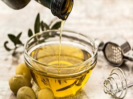 Olive Oil Benefits: ऑलिव ऑयल से बने खाने का क्यों करना चाहिए सेवन, जानें ये 5 कारण Olive Oil Benefits: ऑलिव ऑयल से बने खाने का क्यों करना चाहिए सेवन, जानें ये 5 कारण