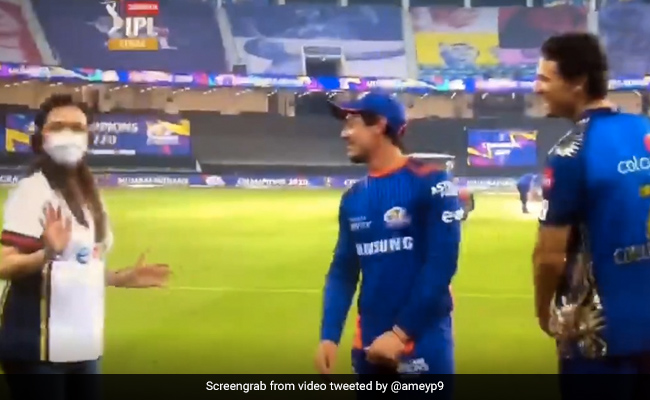 IPL 2020: इंटरव्यू दे रहे थे क्विंटन डि कॉक, पीछे से आईं नीता अंबानी, कैमरे को देखते ही बोलीं- Sorry - देखें Video