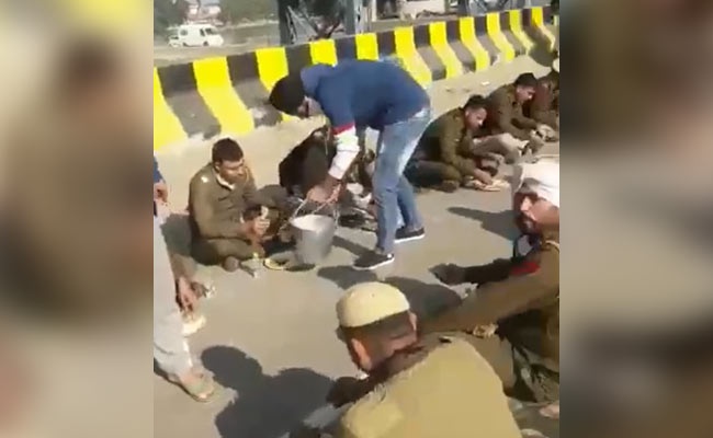 As Farmers, Police Face Off In Delhi, Haryana Religious Centre Feeds Cops