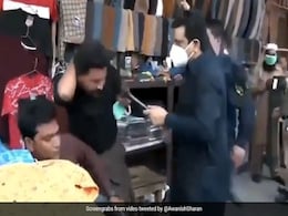 मास्क पहने बिना बैठे थे दुकानदार, शख्स ने आते ही की थप्पड़ों की बरसात, IAS ने दिया ऐसा रिएक्शन - देखें Video मास्क पहने बिना बैठे थे दुकानदार, शख्स ने आते ही की थप्पड़ों की बरसात, IAS ने दिया ऐसा रिएक्शन - देखें Video