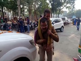स्ट्रेचर नहीं मिला तो एएसआई ने घायल महिला को पीठ पर उठाकर दौड़ लगाई स्ट्रेचर नहीं मिला तो एएसआई ने घायल महिला को पीठ पर उठाकर दौड़ लगाई