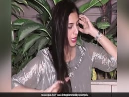 तब्बू स्वैग के साथ खिंचवा रही थीं फोटो, तभी कैमरामैन को पास बुलाकर कही यह बात- देखें VIDEO तब्बू स्वैग के साथ खिंचवा रही थीं फोटो, तभी कैमरामैन को पास बुलाकर कही यह बात- देखें VIDEO