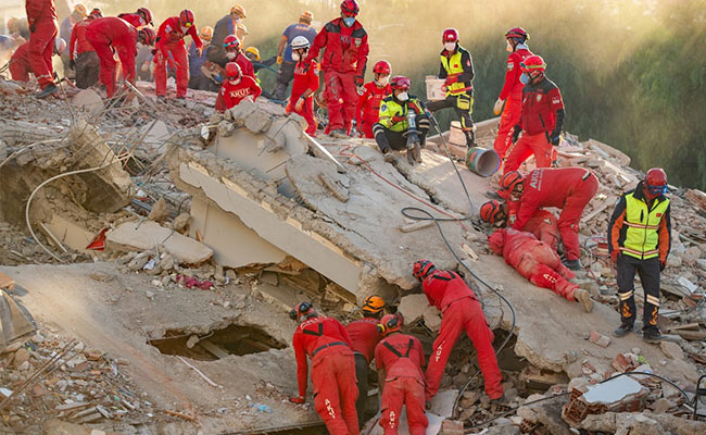 100 Dead, More Than 990 Injured After Turkey Earthquake