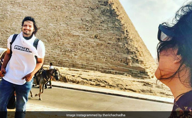 Egypt की सड़कों पर अली फजल और रिचा चड्ढा घूमते आए नजर, Photo हुई वायरल