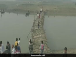 बिहार चुनाव 2020: मतदान के लिए कहीं बनाया गया पुल, तो कोई खटिया पर वोटिंग करने पहुंचा, देखें Video बिहार चुनाव 2020: मतदान के लिए कहीं बनाया गया पुल, तो कोई खटिया पर वोटिंग करने पहुंचा, देखें Video