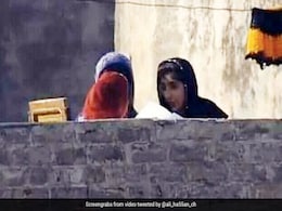 Pak vs Zim: Live मैच में कैमरामैन ने दिखाईं घर की छत पर बैठी महिलाएं, लोग बोले - 'जरूरी था क्या...' Pak vs Zim: Live मैच में कैमरामैन ने दिखाईं घर की छत पर बैठी महिलाएं, लोग बोले - 'जरूरी था क्या...'