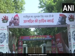 Mulayam Singh Yadav's 81st Birthday Celebrated By His Partymen In Lucknow Mulayam Singh Yadav's 81st Birthday Celebrated By His Partymen In Lucknow
