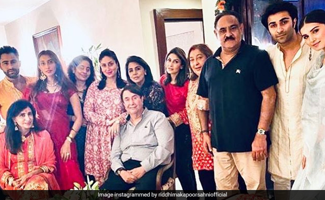 करवाचौथ पर एक साथ आया कपूर परिवार, करीना कपूर और नीतू कपूर के साथ तारा सुतारिया भी आईं नजर- देखें Photos