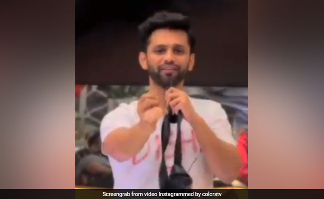 <I>Bigg Boss 14</I>: Rahul Vaidya Proposes To Disha Parmar On The Show. Twitter Is Thrilled