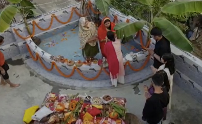 कोविड के चलते बनारस में श्रद्धालुओं ने घर की छतों पर ही मनाई छठ