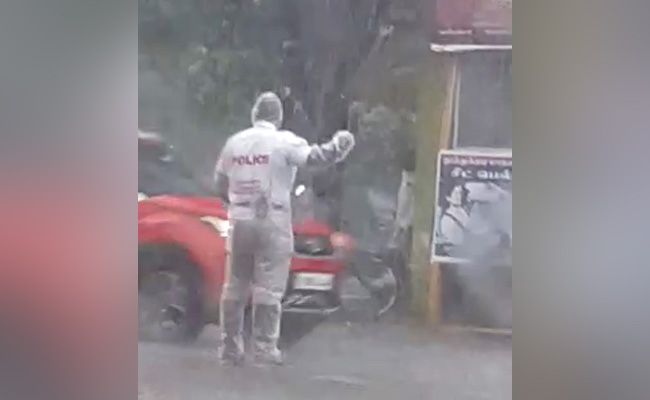 चार घंटे तक भारी बारिश में खड़े रहकर ड्यूटी करता रहा ट्रैफिक पुलिसकर्मी, फिर मिला सरप्राइज, देखें Video