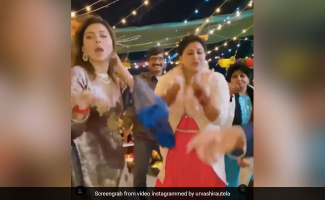 उर्वशी रौतेला ने दिवाली पर मम्मी के साथ 'बुर्ज खलीफा' गाने पर किया धमाकेदार डांस, VIDEO हो रहा है वायरल