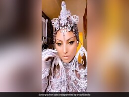 उर्वशी रौतेला ने अपनी आंखों पर लगवाया 24 कैरेट असली सोने का आई शैडो, Video देख हो जाएंगे हैरान उर्वशी रौतेला ने अपनी आंखों पर लगवाया 24 कैरेट असली सोने का आई शैडो, Video देख हो जाएंगे हैरान