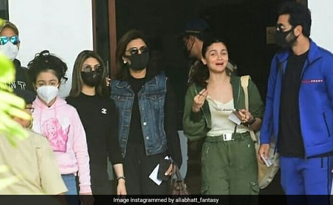 Alia Bhatt Flies Out For A Vacation With Boyfriend Ranbir Kapoor And His Family