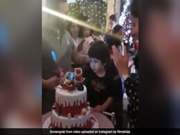 तैमूर अली खान ने परिवार के साथ यूं सेलिब्रेट किया बर्थडे, सोशल मीडिया पर वायरल हो रहा है Video तैमूर अली खान ने परिवार के साथ यूं सेलिब्रेट किया बर्थडे, सोशल मीडिया पर वायरल हो रहा है Video