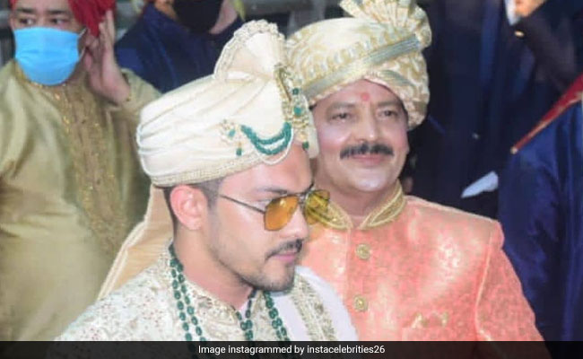 Viral: Pics And Videos From Aditya Narayan's <i>Baaraat</i>
