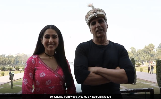 Guess Who Is Not A Fan Of Sara Ali Khan's <i>Shayari</i>? Her <i>Atrangi Re</i> Co-Star Akshay Kumar