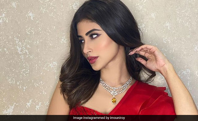 दोस्त की शादी में रेड कलर की साड़ी पहनकर पहुंची मौनी रॉय, फोटो ने जीता फैन्स का दिल