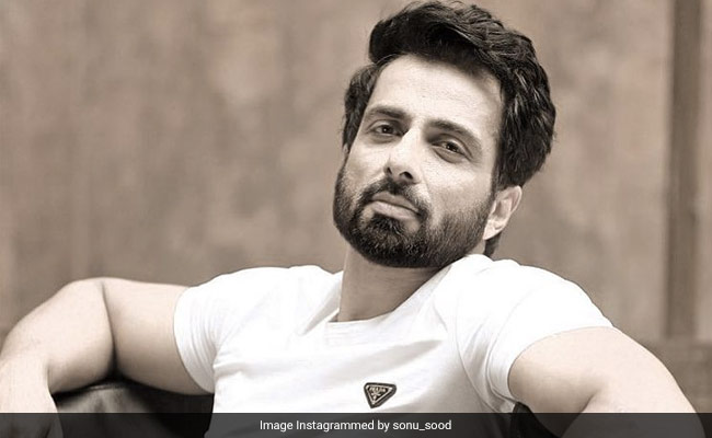 'सोनू सूद ने रिहायशी इमारत को बनाया होटल' : BMC ने दर्ज करवाई पुलिस शिकायत