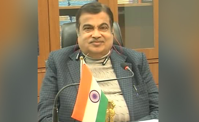 नितिन गडकरी ने अफसरों से पूछा, क्या लोगों को फोकट की तनख्वाह देने के लिए है सरकार?