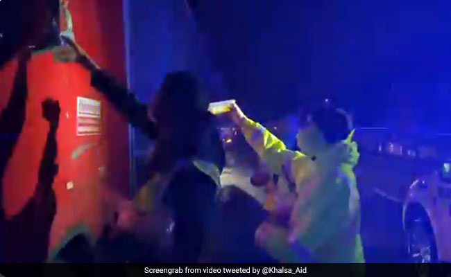 Sikhs Provide Food To Stranded Truckers In England