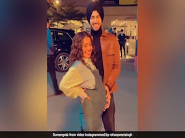 Neha Kakkar ने शूटिंग के बीच बेबी बंप फ्लॉन्ट करते हुए यूं दिया पोज, Video में रोहनप्रीत भी साथ आए नजर Neha Kakkar ने शूटिंग के बीच बेबी बंप फ्लॉन्ट करते हुए यूं दिया पोज, Video में रोहनप्रीत भी साथ आए नजर