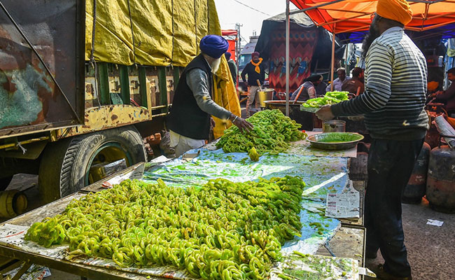 हरी जलेबियों से लेकर बारात निकालने तक इन अनोखे तरीकों से प्रदर्शन कर रहे किसान