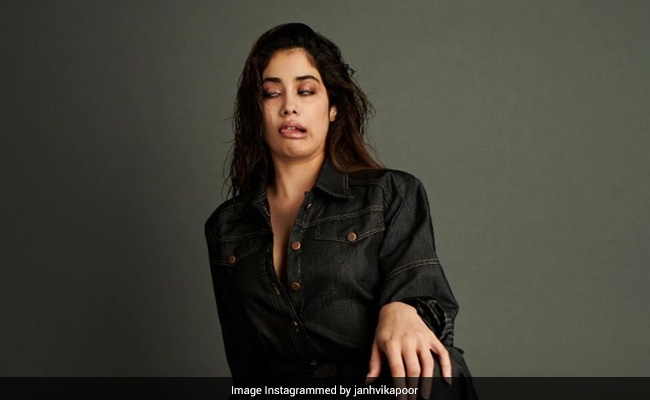 "Trying To Keep It Together" In 2020, Janhvi Kapoor Aced This Expression