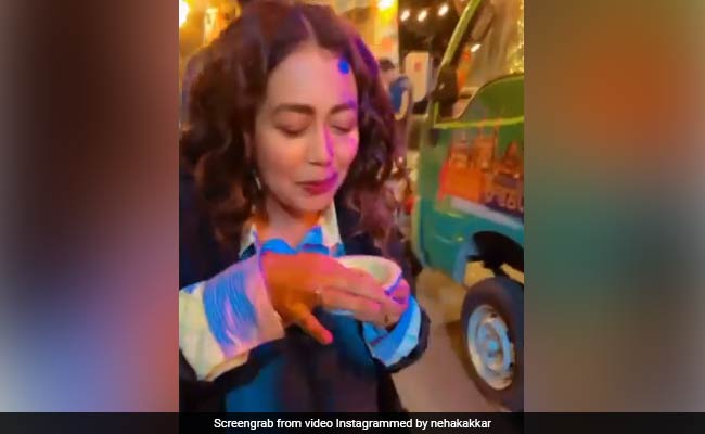 Neha Kakkar ने टपरी पर चटकारे लेकर खाए गोलगप्पे, 24 लाख से भी ज्यादा बार देखा गया Video