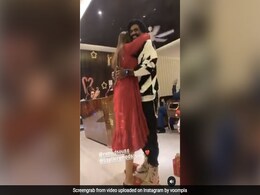 रेमो डिसूजा क्रिसमस पर पत्नी संग रोमांटिक डांस करते आए नजर, देखें वायरल Video रेमो डिसूजा क्रिसमस पर पत्नी संग रोमांटिक डांस करते आए नजर, देखें वायरल Video