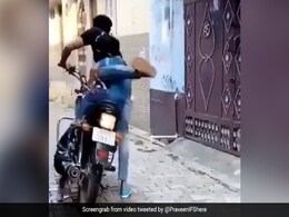 पिता ने गजब के जुगाड़ से उतारा बेटे को बाइक से, IFS ऑफिसर बोला- 'आलसी पिता-पुत्र...' - देखें Video पिता ने गजब के जुगाड़ से उतारा बेटे को बाइक से, IFS ऑफिसर बोला- 'आलसी पिता-पुत्र...' - देखें Video
