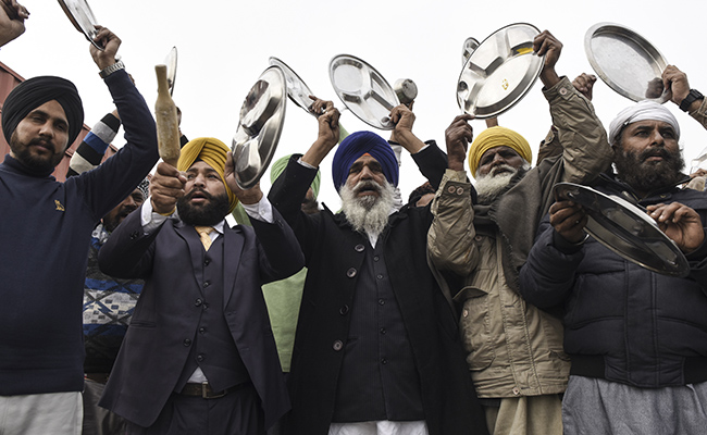 Protesting Farmers Clang <i>Thalis</i> As PM Addresses "Mann Ki Baat"